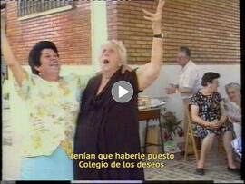 Mujeres cantan y bailan las sevillanas del Centro de Educación de Adultos. 1991. Sevilla (España).