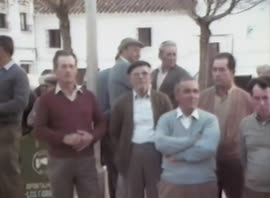 Vecinos del pueblo en la plaza Diamantino García. 1987. Los Corrales (Sevilla, España)