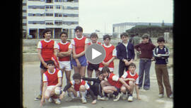 Actividades deportivas en el patio del Colegio de infantil y primaria Hermanos Machado. 1979. Sev...