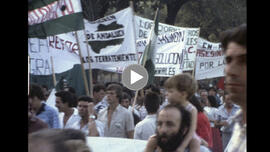 Manifestación jornaleros/as del campo andaluz en la Alameda de Hércules. Hacia 1980. Sevilla (Esp...