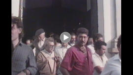 Huelga general en Los Corrales. 1988-06-28. Salida del encierro en la Iglesia. Protesta por la co...